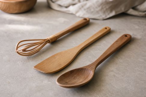 Cuillères en bois, spatules et fouets : notre sélection d’ustensiles pour cuisiner sans abîmer vos casseroles