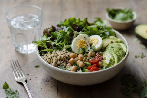 Composer des salades-repas équilibrées et sans gluten pour l'été