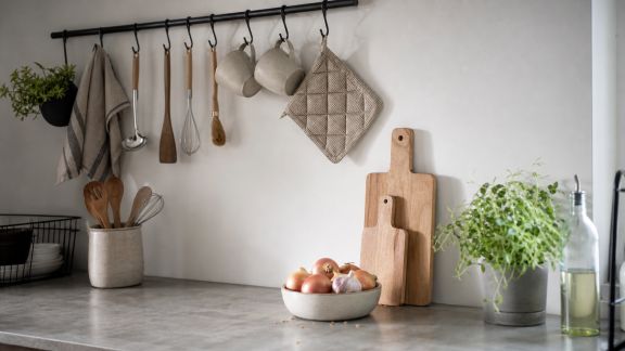 Rangement malin : supports et crochets pour optimiser l’organisation du plan de travail