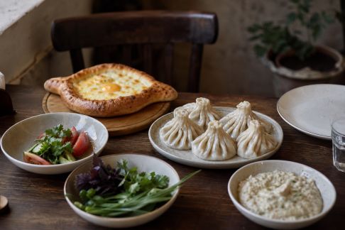 À la découverte de la cuisine géorgienne : techniques et plats emblématiques