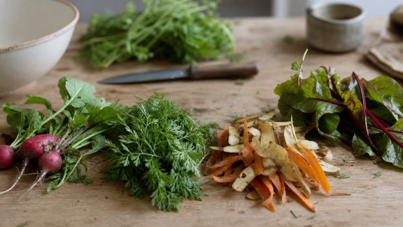Recettes anti-gaspi pour valoriser les fanes et épluchures de saison