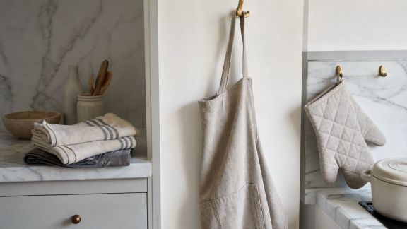 Torchons, tabliers et protections textiles : alliés essentiels pour une cuisine propre et sécurisée