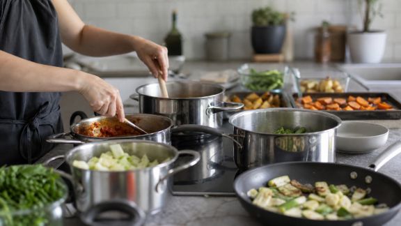 Comment gérer la cuisson simultanée de plusieurs plats en batch cooking