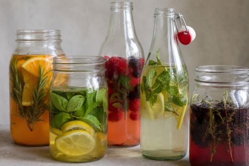 Tout savoir sur l'infusion de fruits et d'herbes dans l'alcool