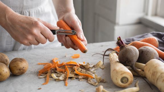 Astuces pour peler facilement les légumes racines sans y passer des heures