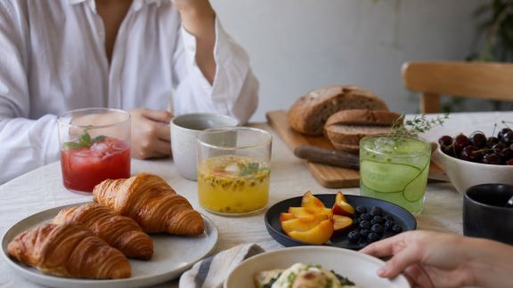 Comment réussir un brunch maison avec des boissons originales